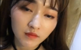 一个穿着白色睡衣的新女孩手淫_她的紧身头发紧紧，她用角质嘴gro吟着，对她感到困惑是必要的。